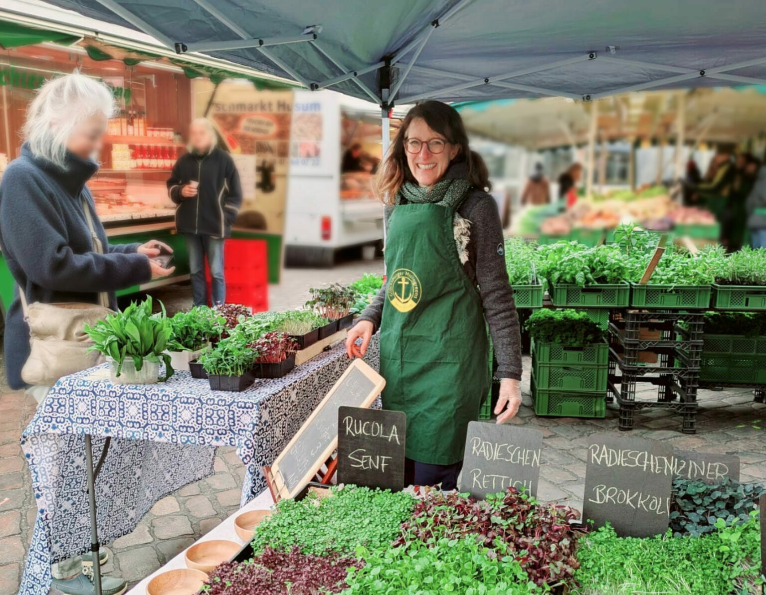 bettina auf dem Wochenmarkt Flensburg am Microgreens Stand